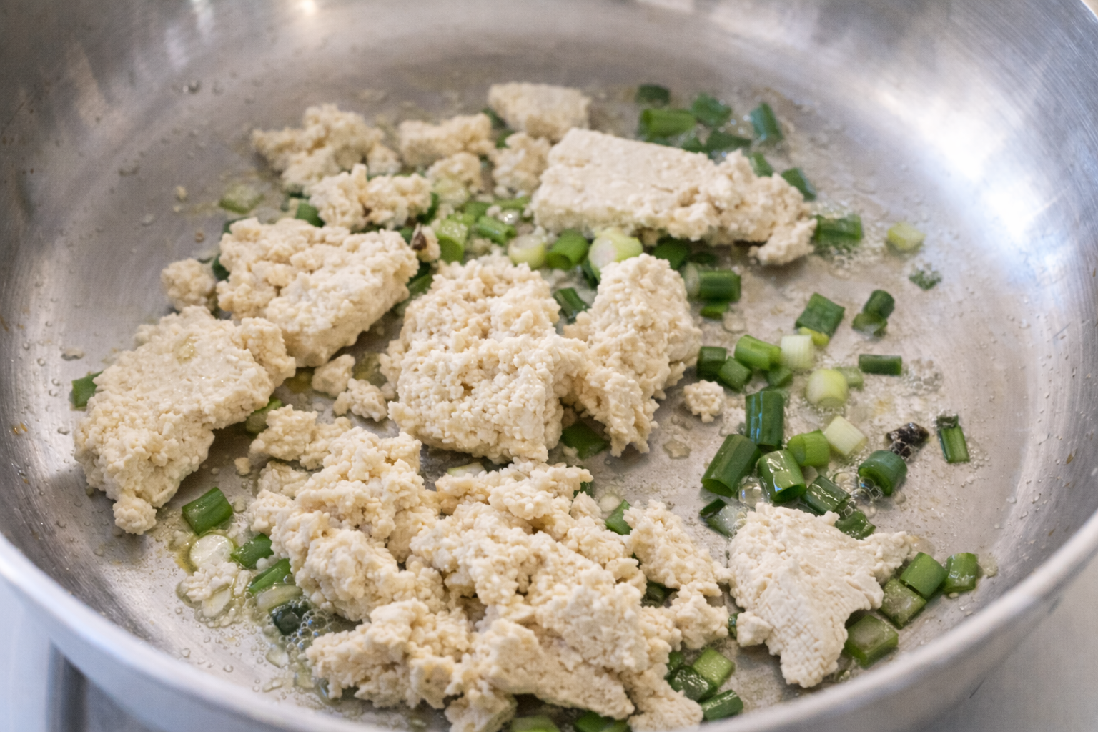 tofu i mladi luk